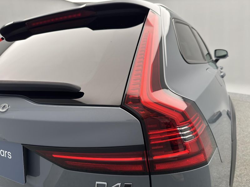 Volvo V90 CC D4 AWD PRO AUT - fotka 22 z 52