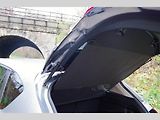 Malý, ale tak fantastický detail - s roletkou zavazadelníku nemusíte vůbec operovat. 