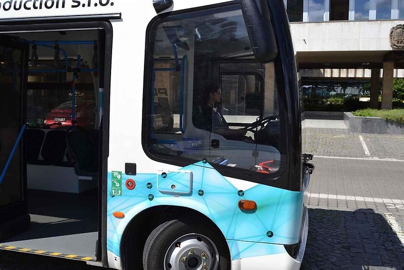 Autobus na vodíkový pohon v Mostě. Pohled z přední strany.