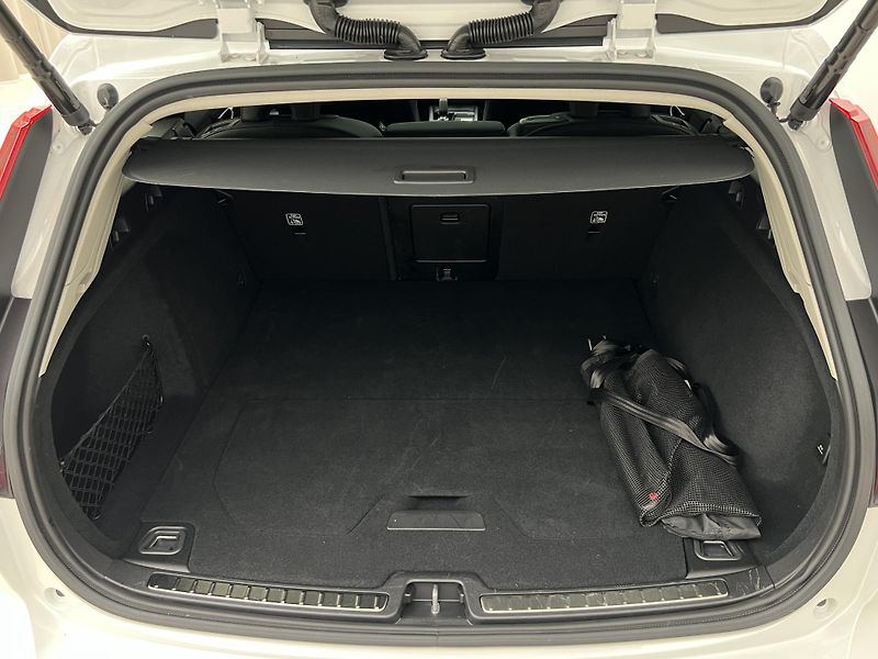Volvo V60 B4 DARK PLUS AUT - fotka 5 z 46