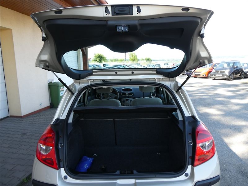 Renault Clio 1,6 i16V automat,serviska,závě - fotka 17 z 47