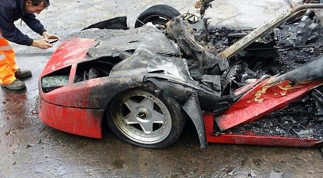 Čerstvě renovované Ferrari F40 skončilo v plamenech.