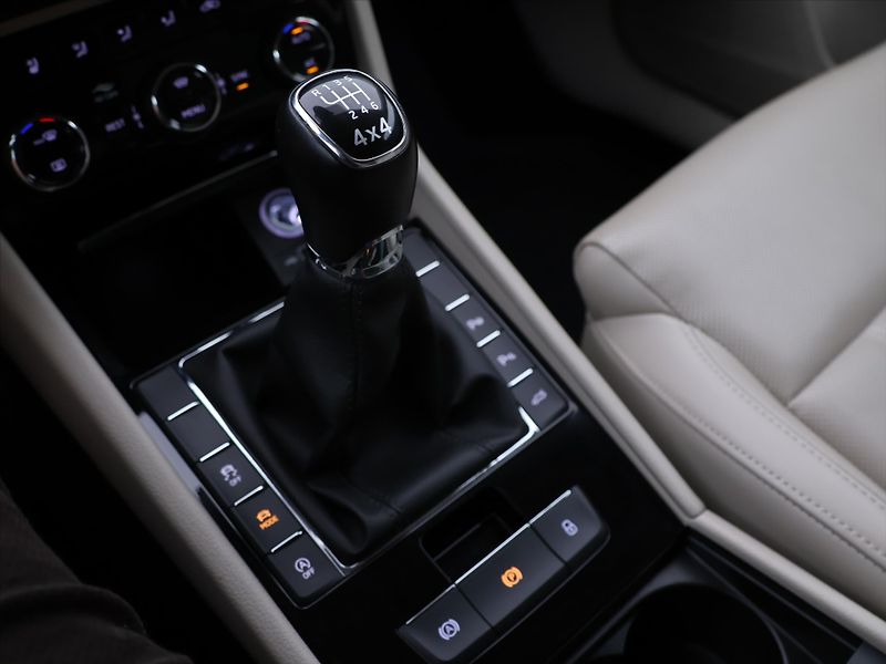 Škoda Superb 2,0 TDI 110kW 4x4 CZ L&K - fotka 25 z 36
