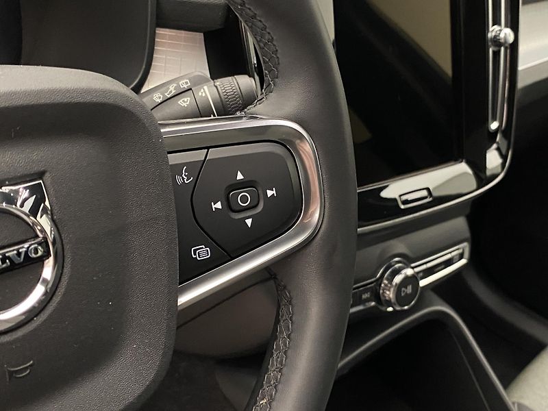 Volvo XC40 T2 MOMENTUM REZERVACE - fotka 20 z 44