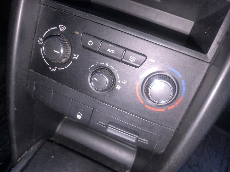 Peugeot 207 1,4i54KW,PĚKNÝ,120KM,1MAJ63LET - fotka 11 z 21