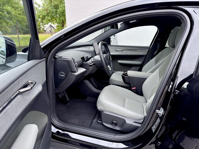 Volvo EX30 P8 CC AWD ULTRA / + sada pneu  - fotka 11 z 52