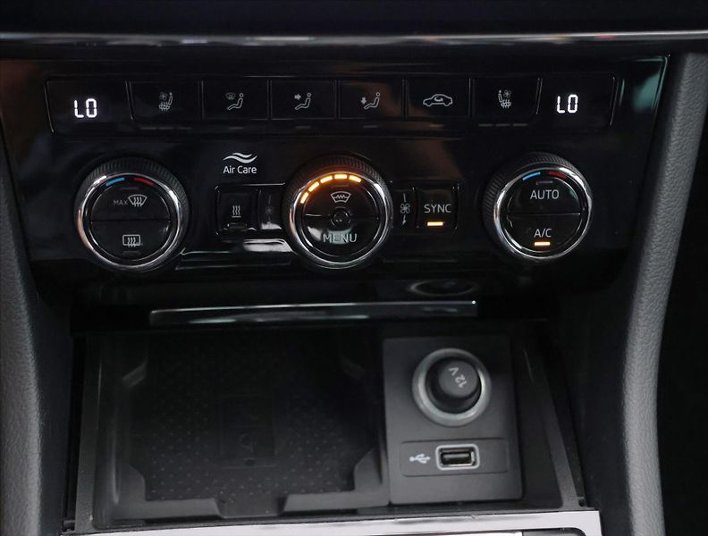 Škoda Superb 2,0 TDI 140kW DSG 4x4 L&K DPH - fotka 27 z 39