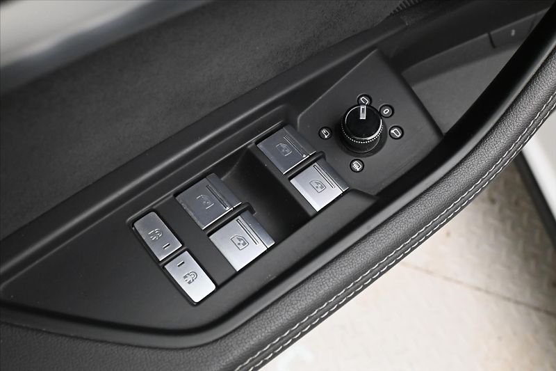 Audi e-tron 55 300 kW QUATTRO S-LINE Záruk - fotka 25 z 31