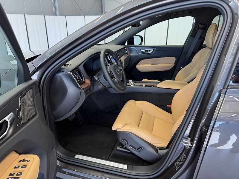 Volvo XC60 (2025) T8 AWD  ULTRA Dark 2025 - fotka 12 z 16