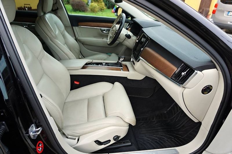 Volvo V90 (2019) INSCRIPTION POLESTAR 2,0 D5 17 - fotka 14 z 53