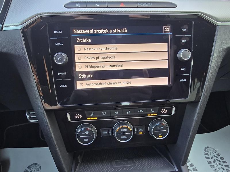 Volkswagen Arteon R-LINE 200kW KŮŽE NAVI KAMERA - fotka 27 z 49