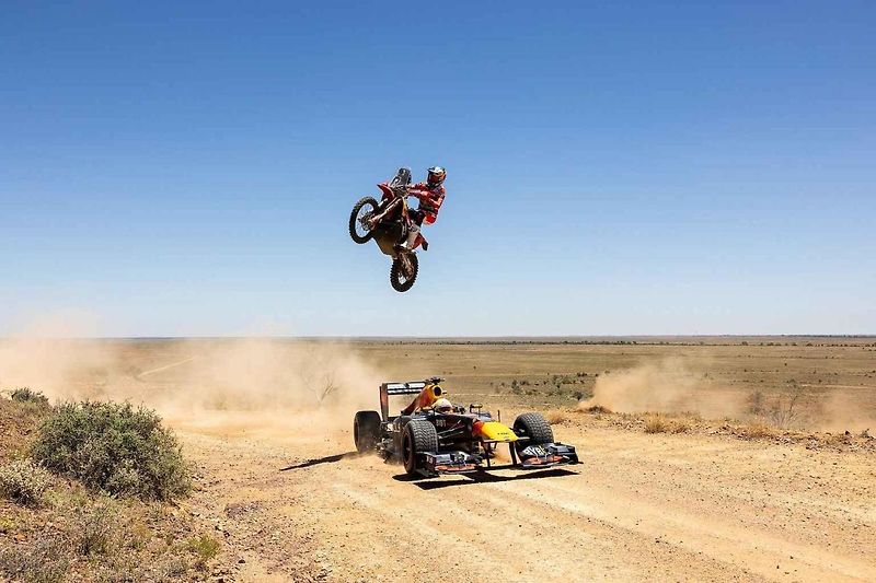 Daniel Ricciardo s vozem Red Bull RB7 F1 jezdí v terénu a překonává výzvy, které jsou pro Austrálii typické.