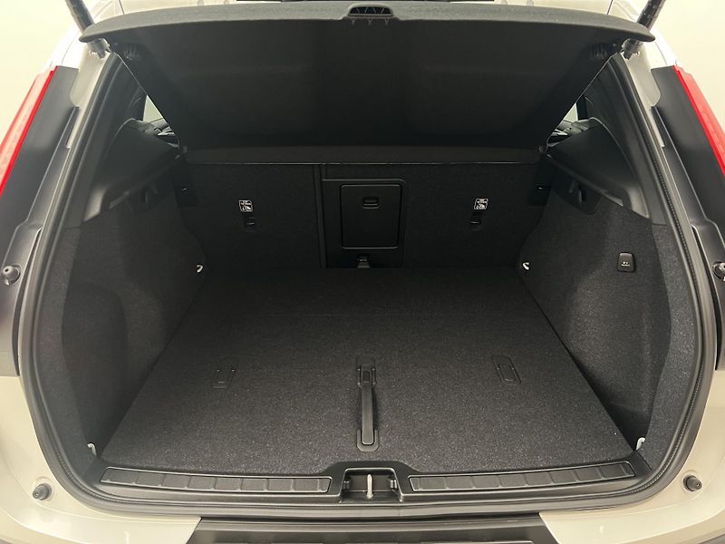 Volvo XC40 (2026) B4 PLUS BLACK EDITION AUT - fotka 6 z 37