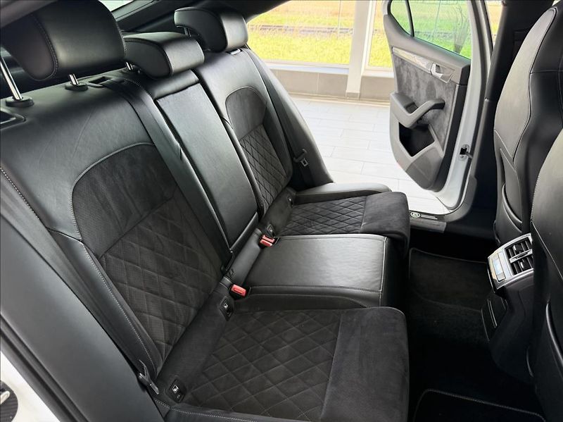 Škoda Superb 2,0 TDi, Sportline, Navi, DSG - fotka 34 z 36