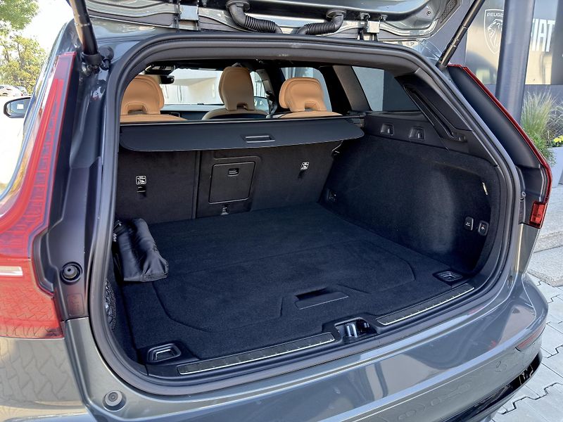 Volvo V60 T8 AWD ULTRA DARK // 335 kW - fotka 16 z 57