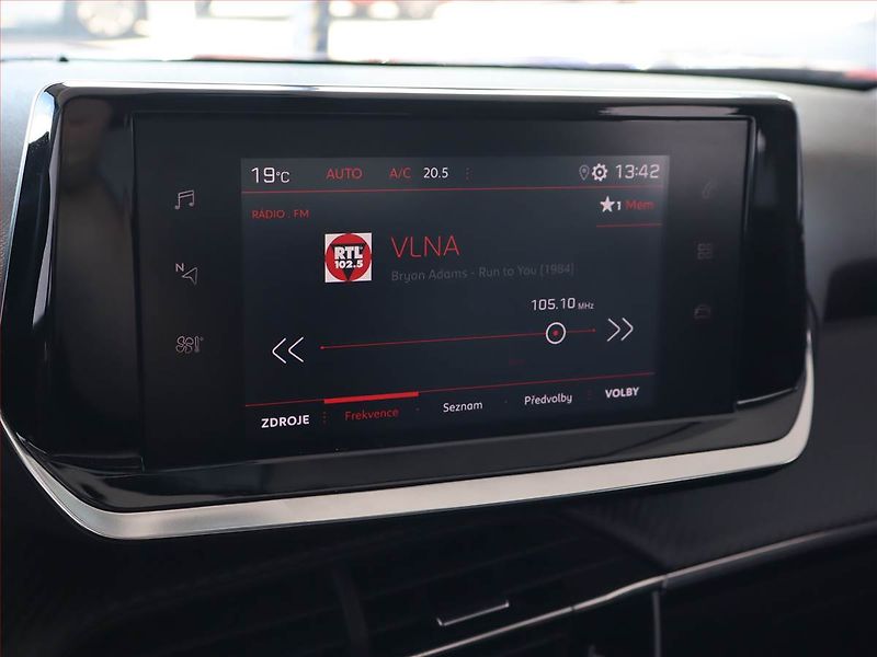 Peugeot 2008 (2021) 1.2 PureTech, Automat - fotka 20 z 24