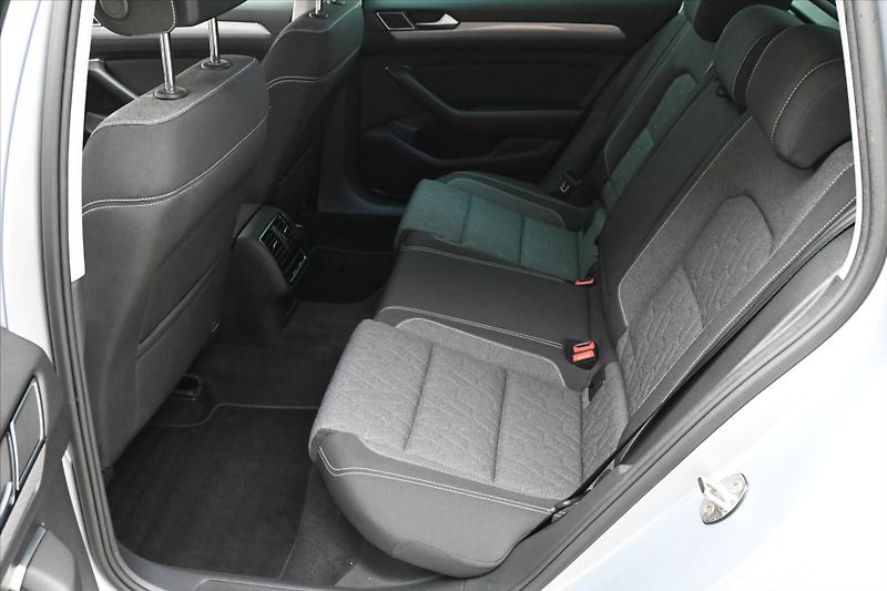 Volkswagen Passat 2,0 TDI 110kW DSG Business Zár - fotka 14 z 31