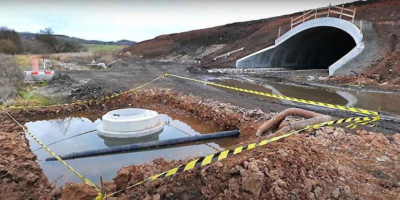 Stavba dálnice D6 u Hořoviček.