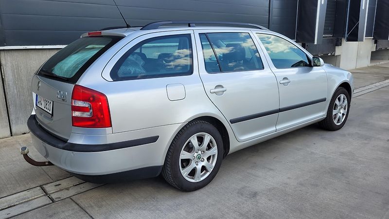 Škoda Octavia 1,6 FSI 85 KW ELEGANCE - fotka 9 z 23