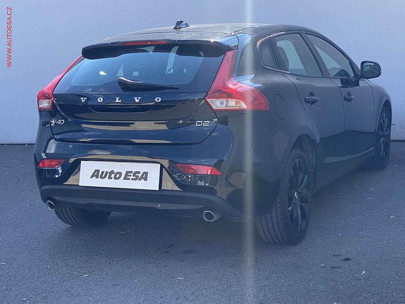 Volvo V40 (2019) 2.0 D2, AT, LED, kůže, panor - fotka 4 z 18