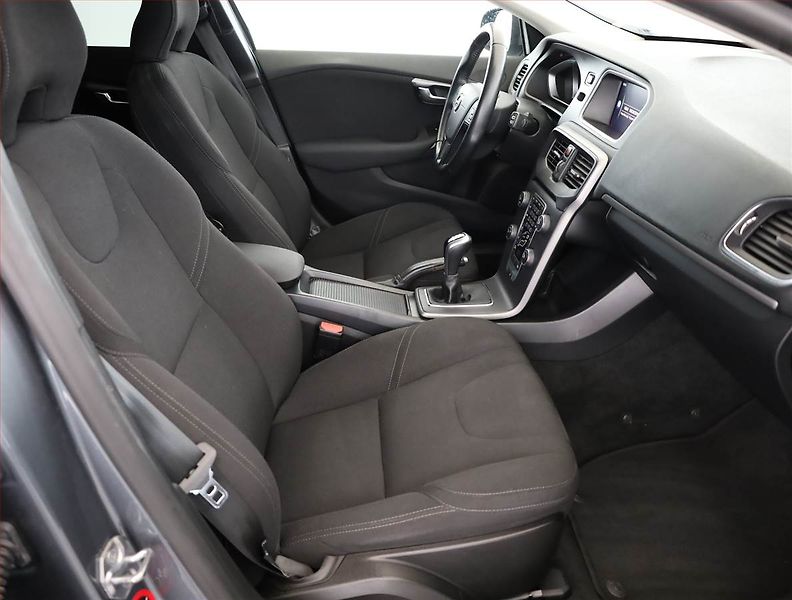 Volvo V40 (2017) 2.0 D2, Serv.kniha, Navi - fotka 7 z 16