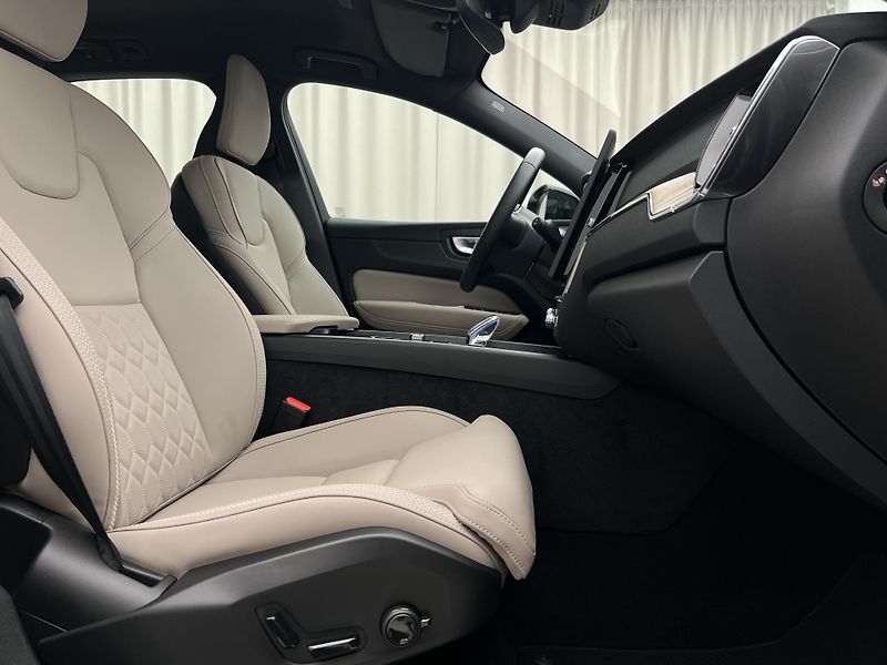 Volvo XC60 B5 AWD DARK PLUS RECHARGE CZ - fotka 19 z 44