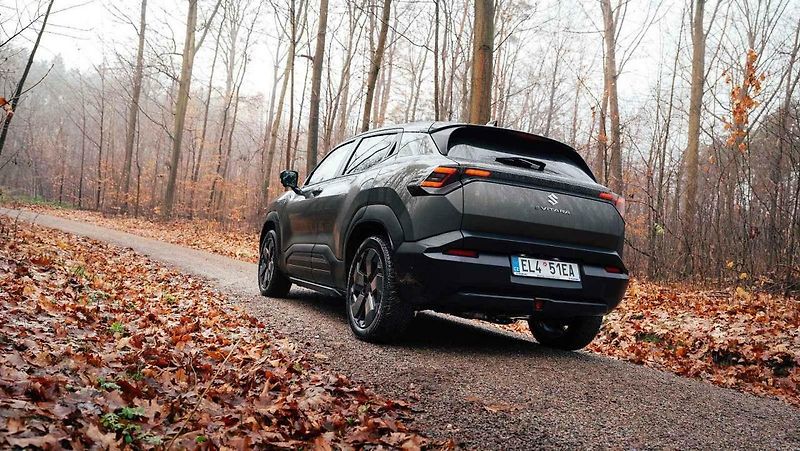 Vitara se proslavila jako skromné, ale spolehlivé a schopné auto. Elektrická verze chce v tradici pokračovat.