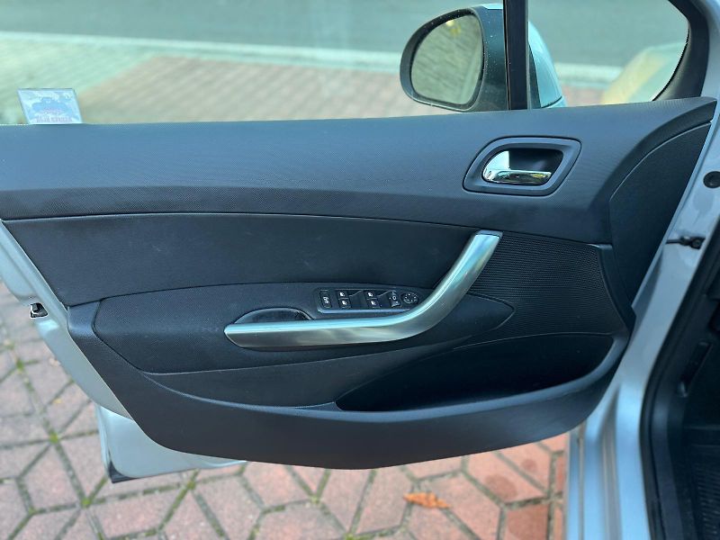 Peugeot 308 1.6i 1.MAJITEL ČR GARÁŽOVÁNO - fotka 19 z 26