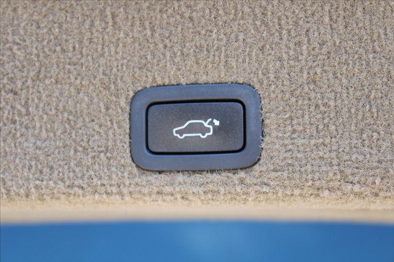 Volvo XC60 2,4 D4  ČR,A/T,4x4,OCEAN RACE - fotka 26 z 39