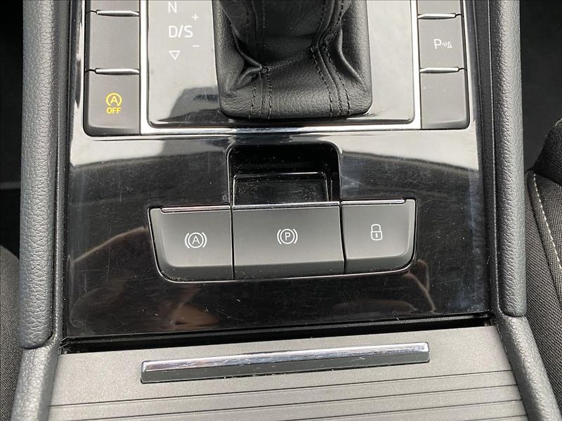 Škoda Superb 2,0 TDi  EXECUTIVE / DSG / NAV - fotka 32 z 37