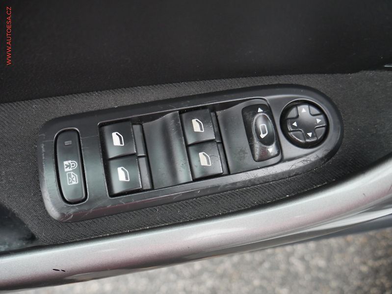 Peugeot 308 (2013) 1.6 HDi, AC, panor - fotka 12 z 18