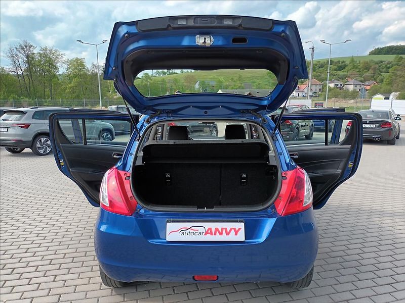 Suzuki Swift 1,2 i,4x4,VÝHŘEV,SERVIS,KOLA, - fotka 18 z 44