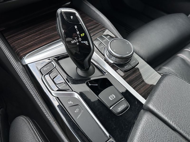 BMW Řada 5 540d xDrive M-Sport - fotka 25 z 29