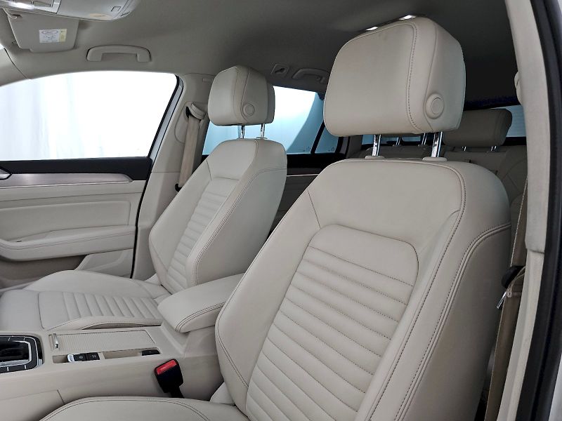 Volkswagen Passat (2018) 2.0TDI 140kW DSG R-line DSG 4x - fotka 28 z 35