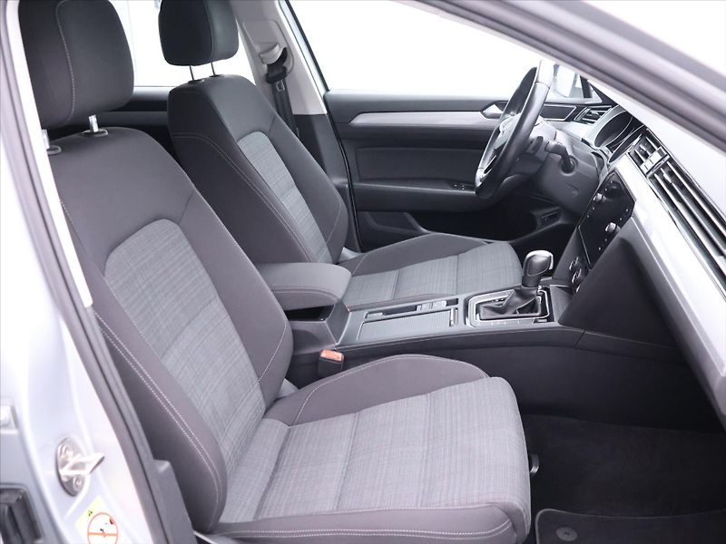 Volkswagen Passat 2,0 TDI 110kW DSG 1.Maj. DPH - fotka 13 z 39