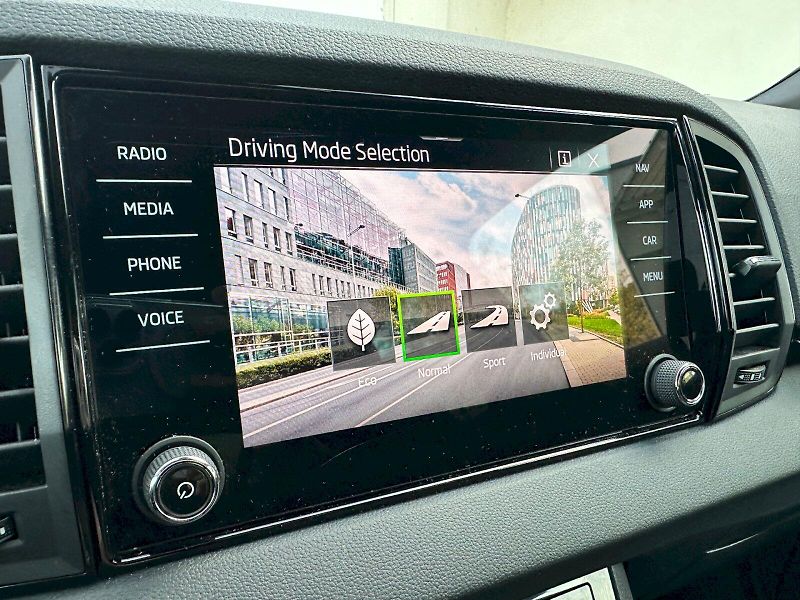 Škoda Karoq (2024) 1.5 TSI 110kW Sportline DSG - fotka 24 z 31