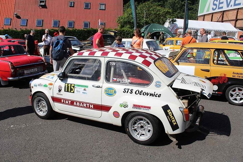 V Litvínově se uskutečnil již osmý sraz historických vozidel. Letos na něj poprvé přijel legendární jezdec z Dakaru a někdejší závodník ve Formuli Easter Jiří Moskal. Na snímku je v rozhovoru s jedním z návštěvníků.