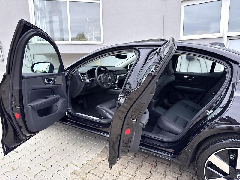 Volvo S60 T8 AWD ULTIMATE DARK // 335 kW - fotka 9 z 39