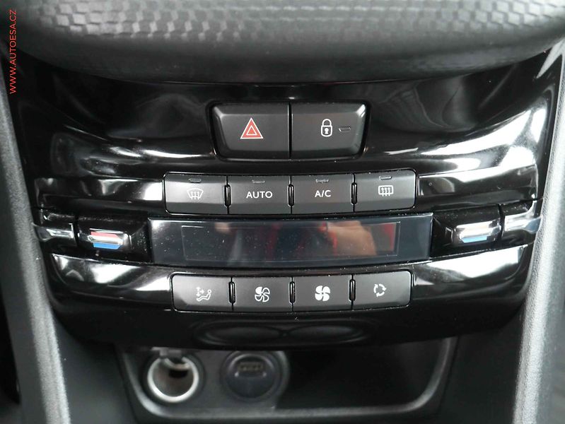 Peugeot 2008 (2019) 1.2 PT, Výhř.sed. - fotka 12 z 14
