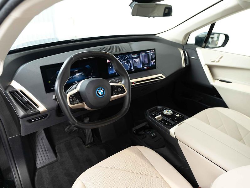 BMW iX xDrive50 - fotka 11 z 22