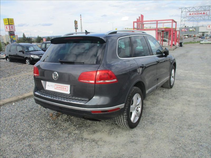 Volkswagen Touareg 3,0 TDI, DSG,servis,el.tažné - fotka 6 z 30