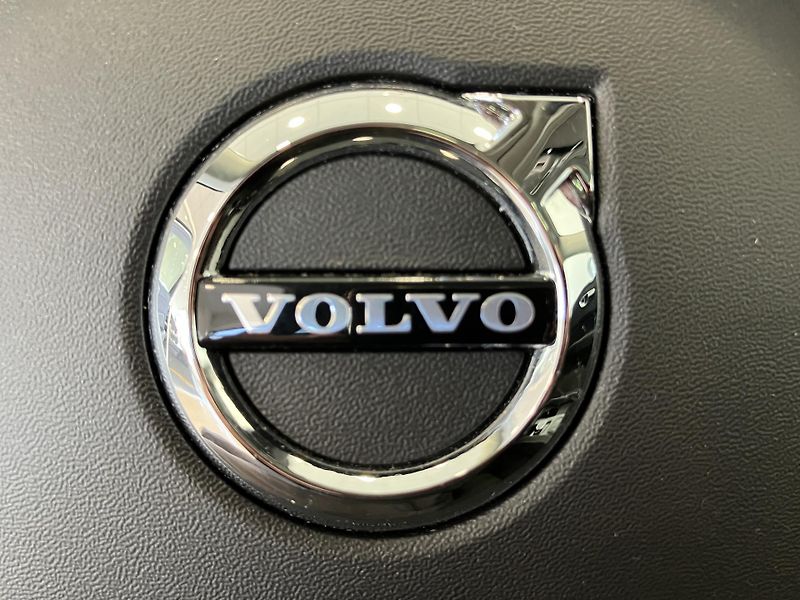 Volvo XC60 B4 FWD Momentum PRO AT8 - fotka 47 z 47