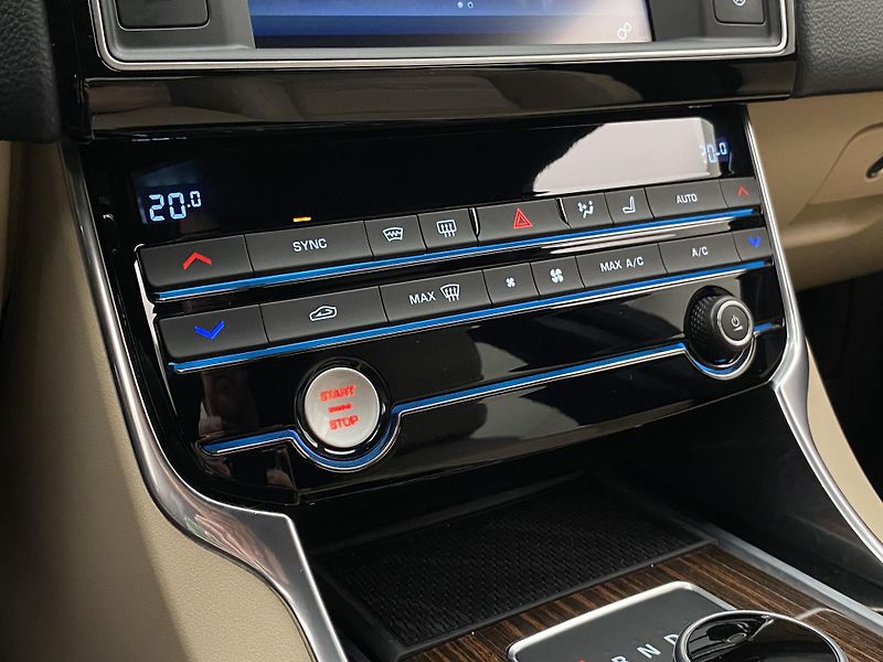 Jaguar XE 2.0D 132kW PURE AUT  - fotka 27 z 40
