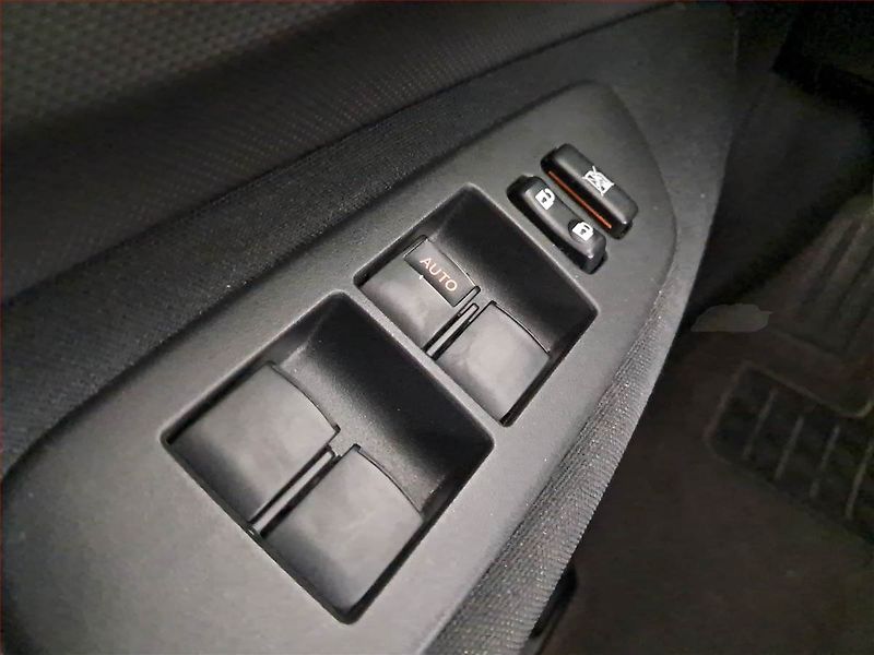 Toyota Auris (2008) 1.4 D-4D, Serv.kniha - fotka 16 z 17