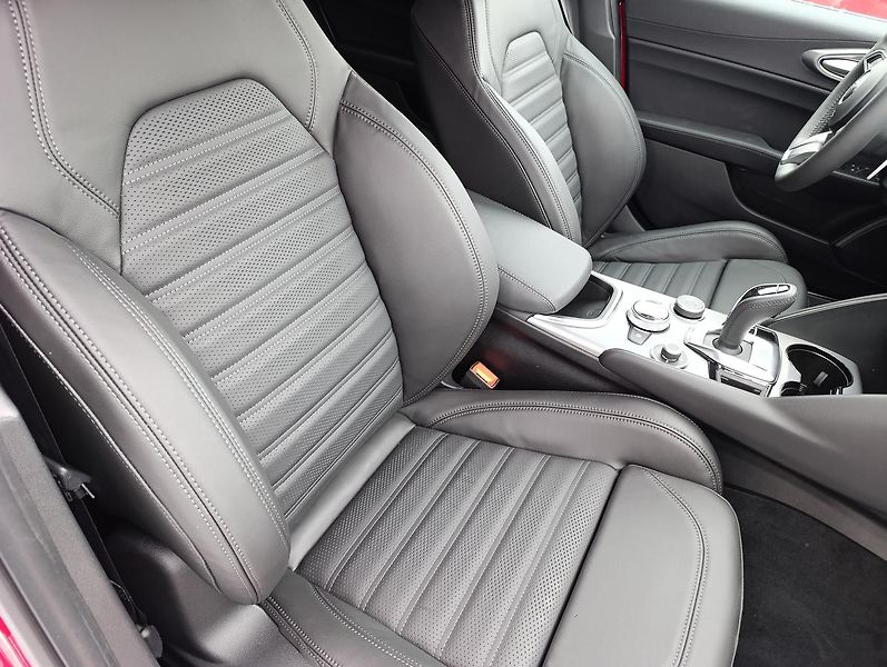 Alfa Romeo Giulia Veloce 2,0 Turbo 280k AWD - fotka 18 z 18