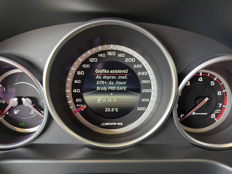 Mercedes-Benz Třídy E (2015) Mercedes-AMG E 63 S 4MATIC kom - fotka 13 z 21