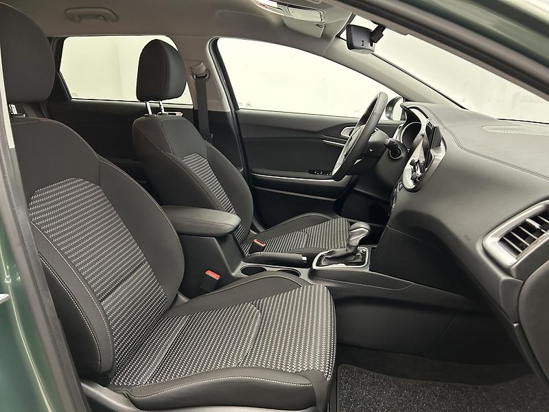 Kia Ceed 1.5 T-GDi GPF TOP (2025) - fotka 19 z 23
