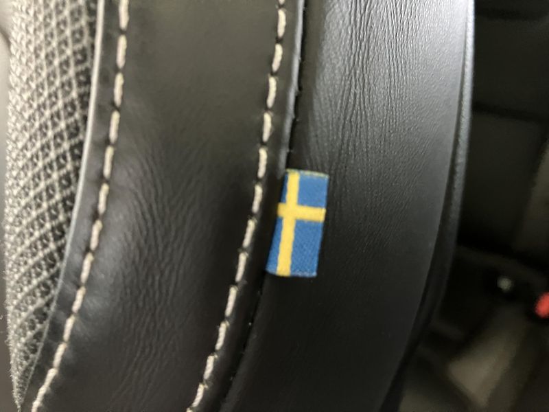 Volvo XC60 B4 FWD Ultimate Dark AT8 - fotka 39 z 44