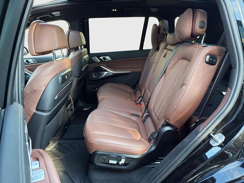 BMW X7 M60i xDrive - fotka 16 z 21
