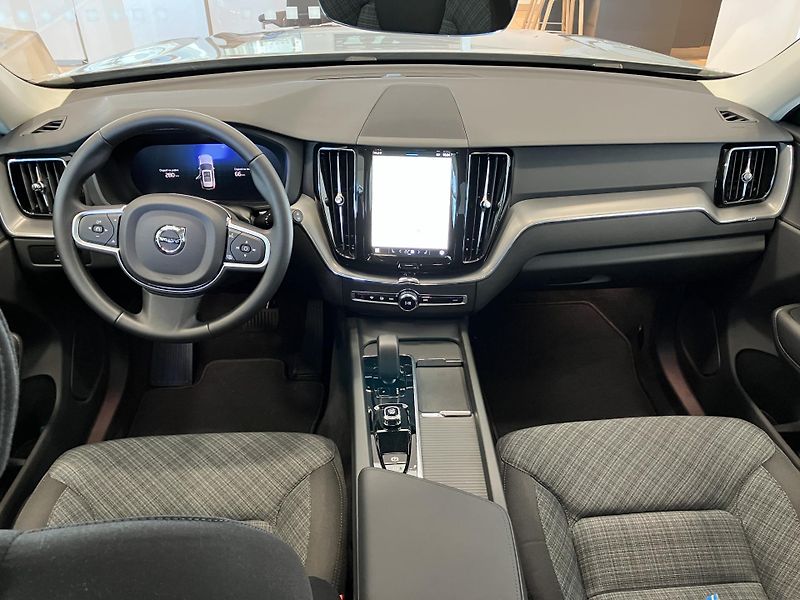 Volvo XC60 T6 eAWD Recharge Core, PANO - fotka 17 z 42